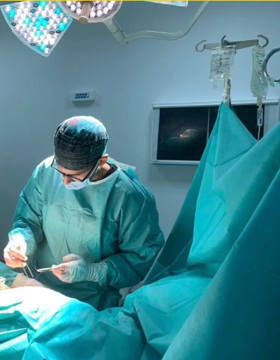 Dr. Mouaad Aarab en bloc opératoire équipé